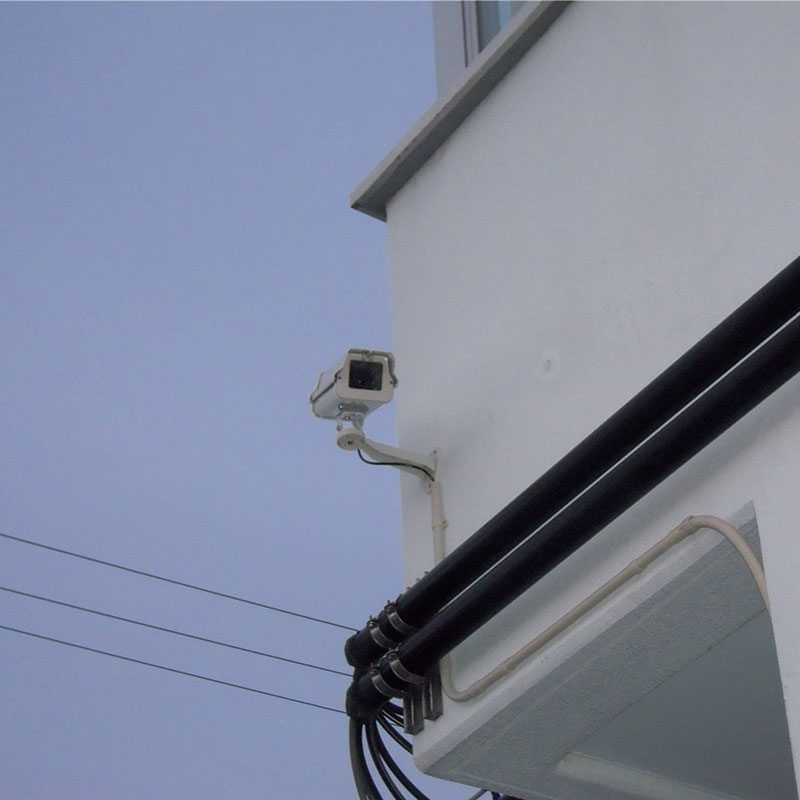朝霞市の工場　外壁に取り付けた防犯カメラ