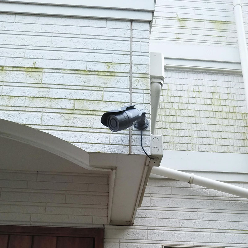 志木市の個人宅　出入口に設置した防犯カメラ