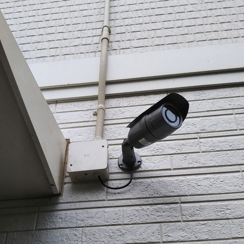 志木市の個人宅　外壁に設置した防犯カメラ