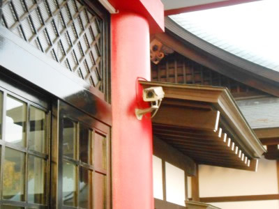 お寺の入り口の防犯カメラ