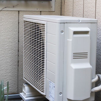 室外機や雨どいが「足場」になる