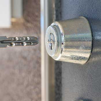 鍵穴に接着剤を入れられても自分で処理しない