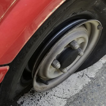 車をパンクさせられた