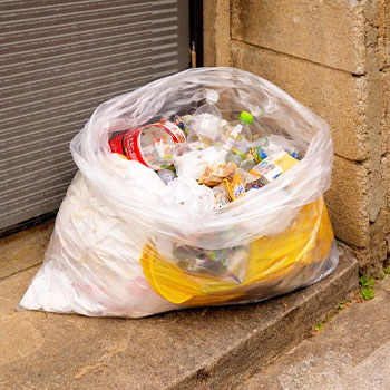 開けられたゴミ袋