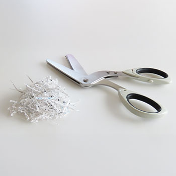 個人情報を特定されないように捨てる