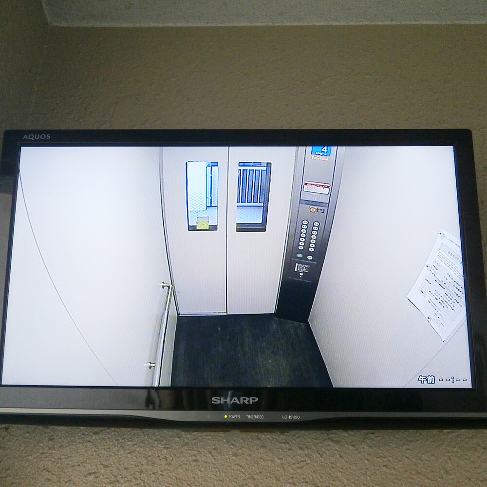 荒川区アパートエレベーター内のカメラ