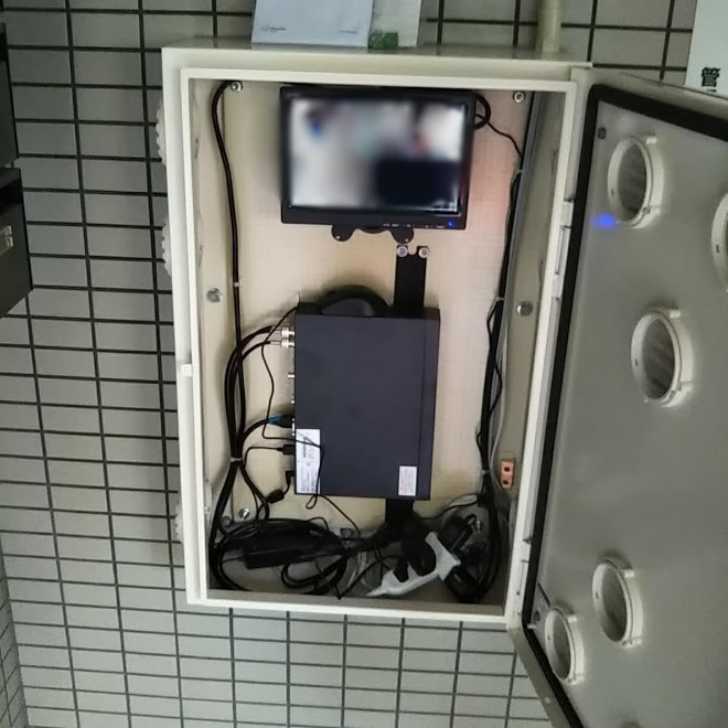 荒川区のアパート レコーダーとモニター収納ボックス 開けたところ