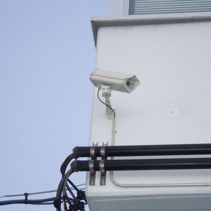 朝霞市の工場の出入口を見守る防犯カメラ
