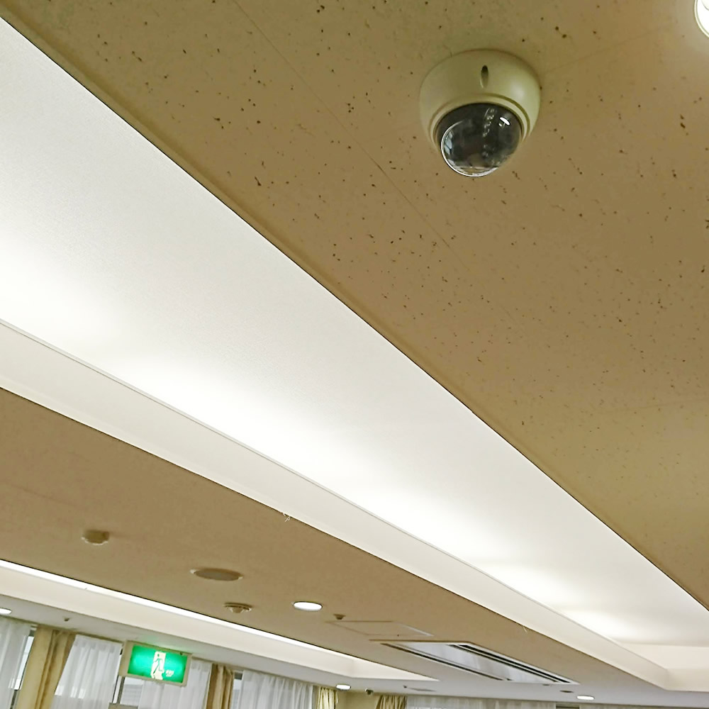 会議室で防犯カメラの天井設置
