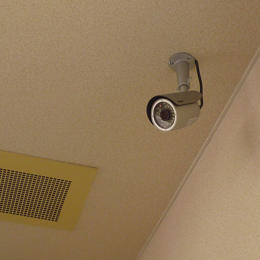 マンションで防犯カメラの天井設置