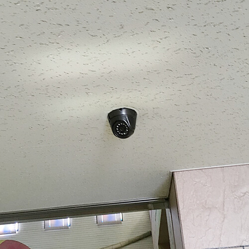 老人ホームは入居者の無断外出対策から玄関を中心に防犯カメラを設置