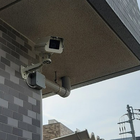 マンションの自転車置き場を監視する防犯カメラ