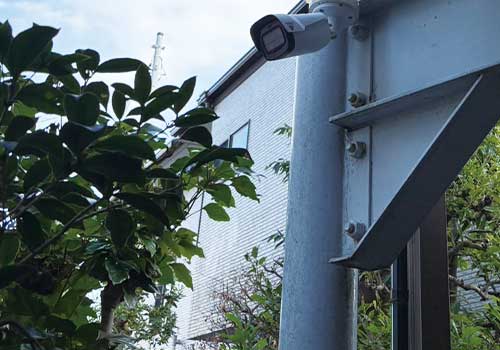 マンション入口付近の防犯カメラ