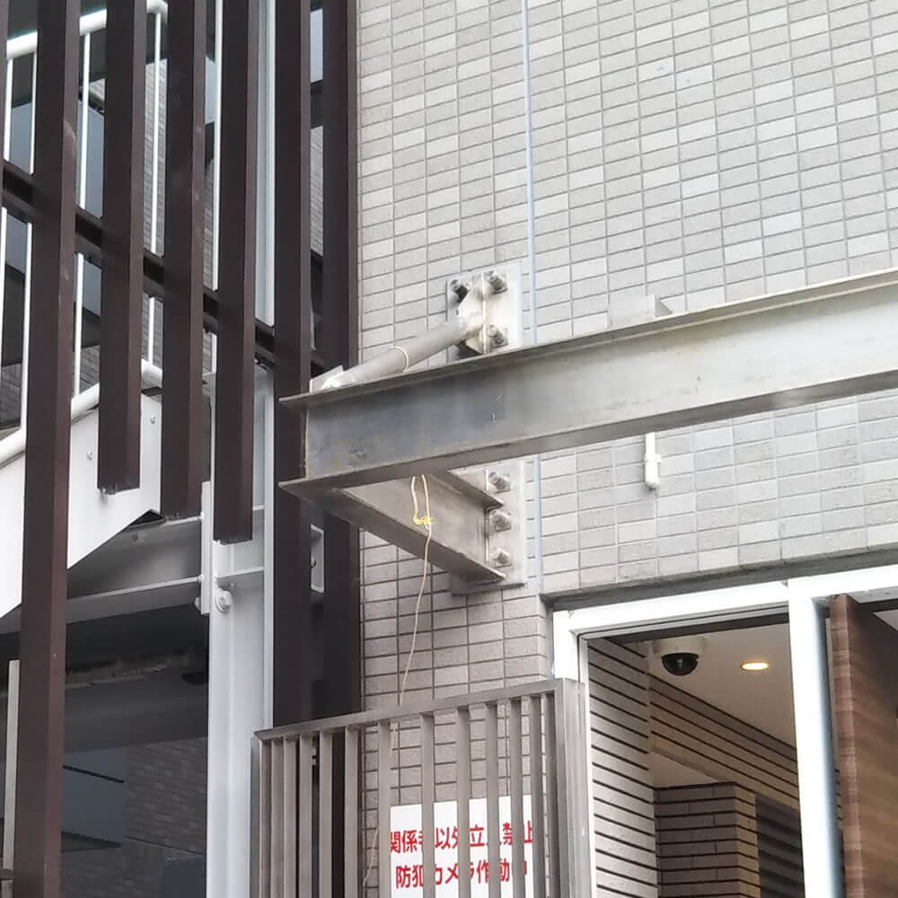 福生市マンション　窓の奥の防犯カメラを新設