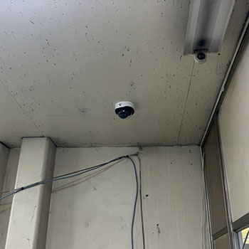 玄関に設置した防犯カメラ