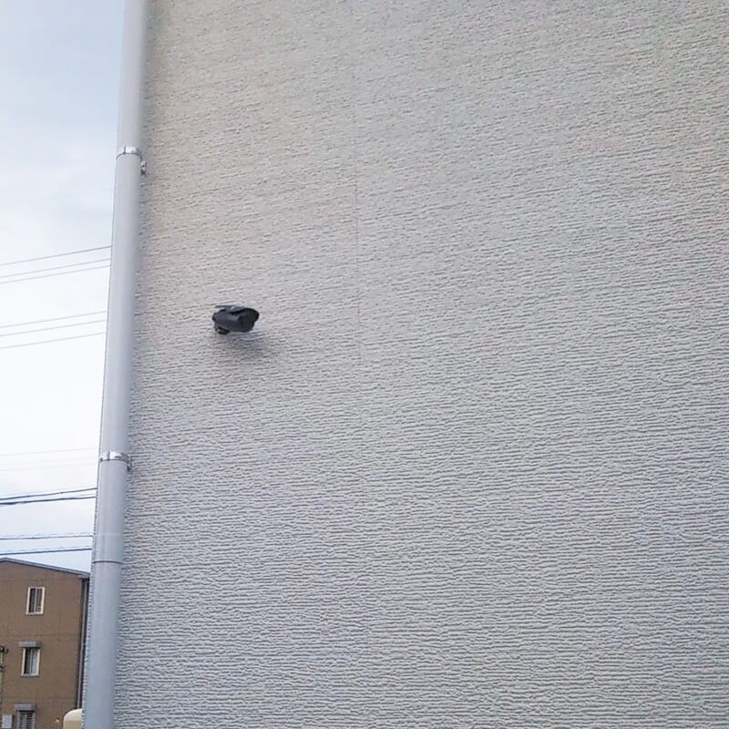 東松山市の歯医者の外壁に設置した防犯カメラ