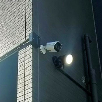 水戸市の個人宅に設置した防犯カメラとセンサーライト