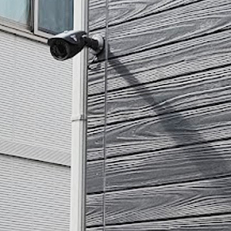 自宅の外周を監視する防犯カメラ