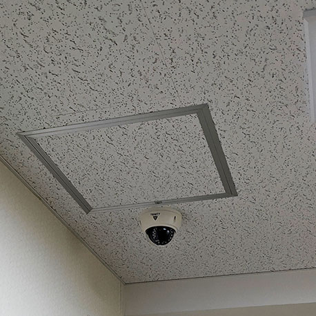介護施設内の玄関付近に設置したカメラ。徘徊の防止、不審者侵入防止に役立ちます。