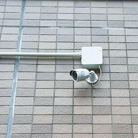 笠間市のマンション入口を監視する防犯カメラ