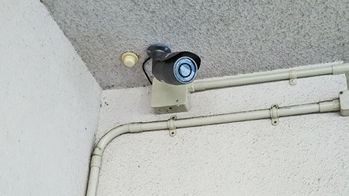 春日部市のアパートのバレット型監視カメラ