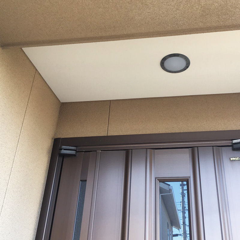 加須市の戸建て住宅　玄関に防犯カメラ設置ビフォー