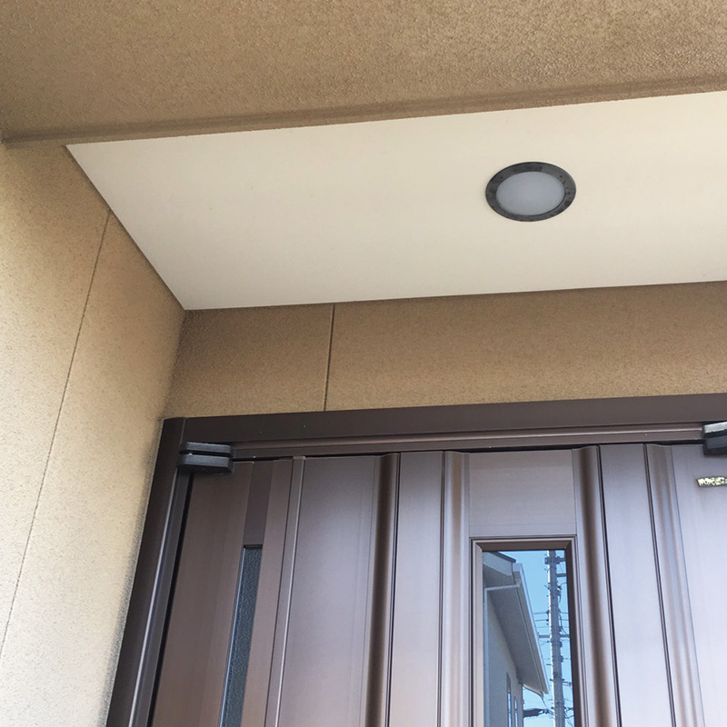 加須市の戸建て住宅 玄関に防犯カメラ設置ビフォー