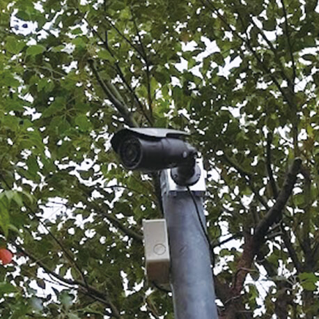 木更津市のマンションの外周を監視する防犯カメラ