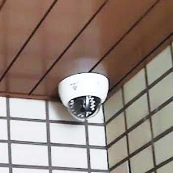 木更津市マンションのエントランスでドーム型の防犯カメラの設置