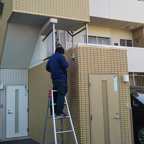 三鷹市のマンションでレンタル防犯カメラ設置作業風景