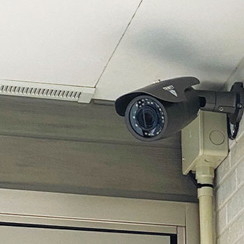 玄関に設置した防犯カメラ