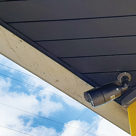 店舗の外周を監視する防犯カメラ。駐車場や勝手口から侵入する人物を捉えます。
