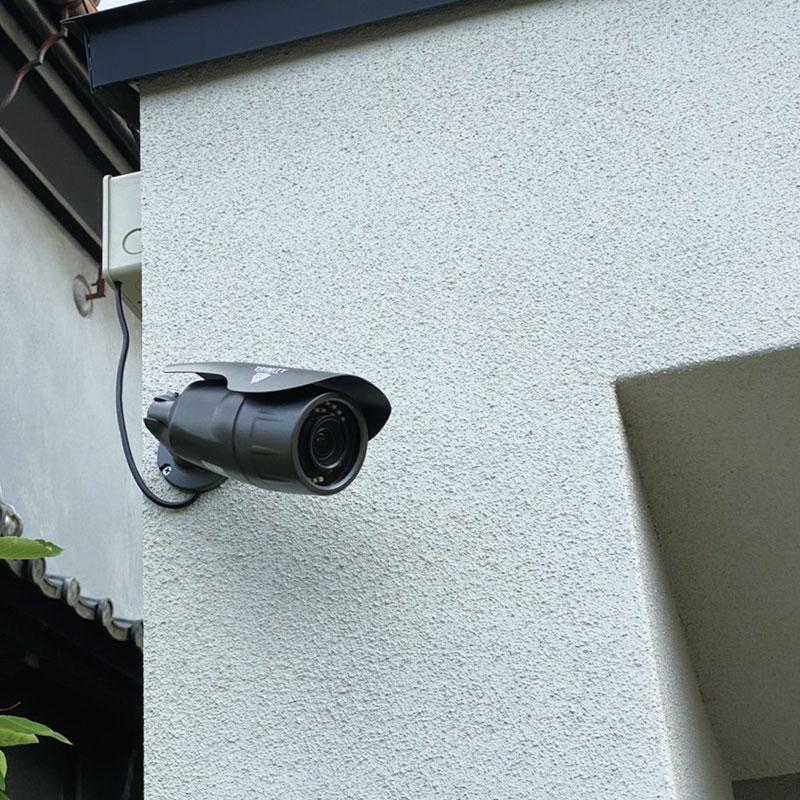 新座市の一軒家で正面を監視する防犯カメラ