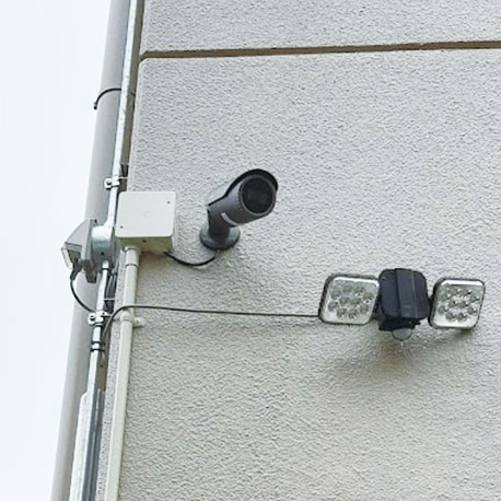 野田市の駐車場全体を監視する防犯カメラ