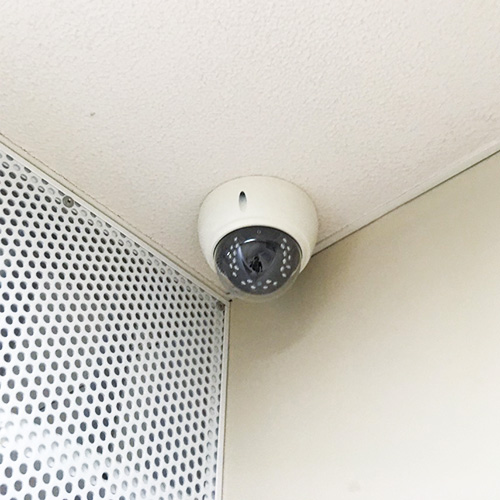 下野市のマンションの入口付近を監視する防犯カメラ