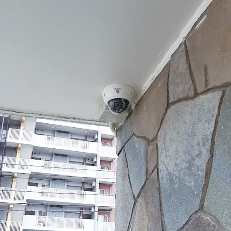 小山市のマンションの外壁に設置した防犯カメラ