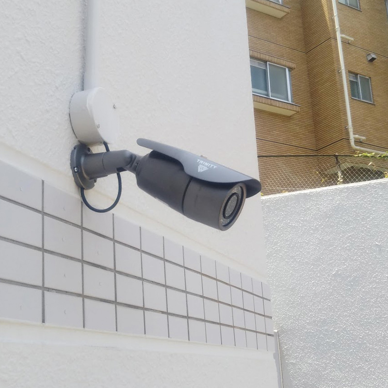 小山市のマンションの外壁に設置した防犯カメラ