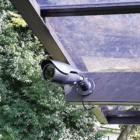 自宅のカーポートに防犯カメラを設置し家の前を防犯