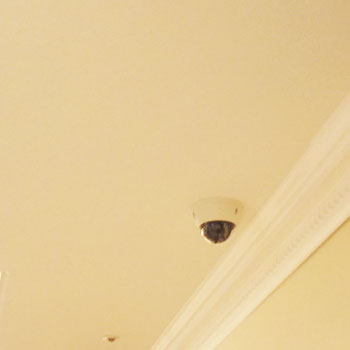サ高住の廊下に配置した防犯カメラ
