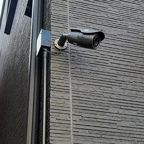 玄関周りを監視する防犯カメラ