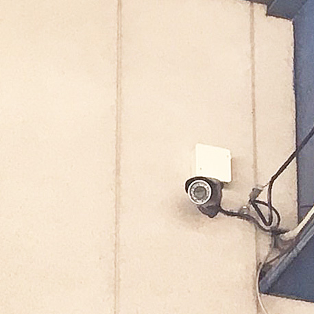運送会社で設置した防犯カメラ。車両を保管する倉庫内の様子を監視します。