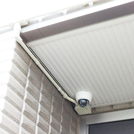 玄関に防犯カメラを設置。正面に設置することで不審者侵入の抑止になり、防犯対策になります。