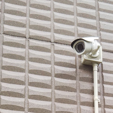 駐車場を監視する防犯カメラ。車の当て逃げや車へのいたずらを防ぎます。