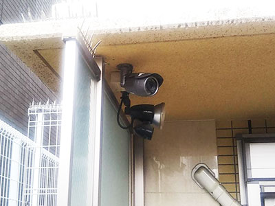 マンションの1階を監視するカメラ