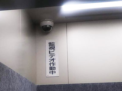 エレベーターの防犯カメラ