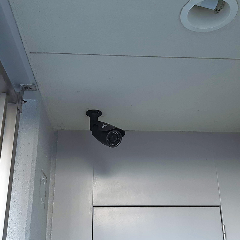 宇都宮市オフィスの入口を見守る防犯カメラ