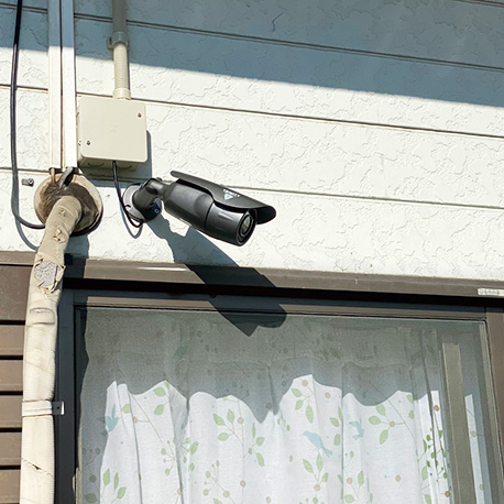 屋外に設置した防犯カメラ