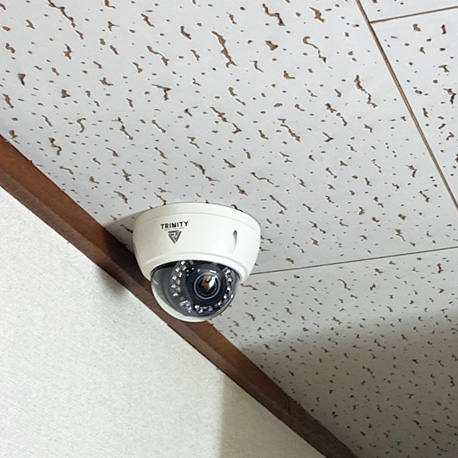 寮の建物内に設置した防犯カメラ