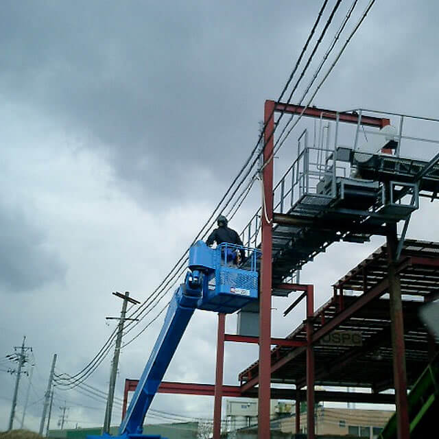 高所作業車を使った防犯カメラ工事