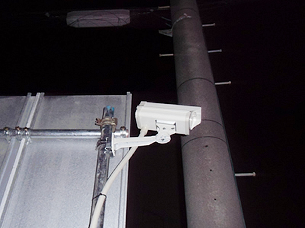 レンタルで防犯カメラを屋外外壁修繕中の川崎市テナントビルに設置